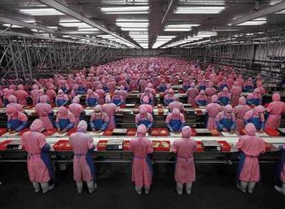 Cadena de montaje en una fábrica china, fotografiada por Edward Burtynsky, en el documental <i>Paisajes transformados</i>, de Jennifer Baichwal.