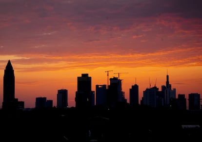 El sol est a punto de levantarse detrs de los edificios del distrito bancario en Frankfurt (Alemania).