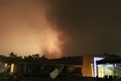 Los ataques de la OTAN han provocado incendios en alguos de los edificios de la capiatal libia.