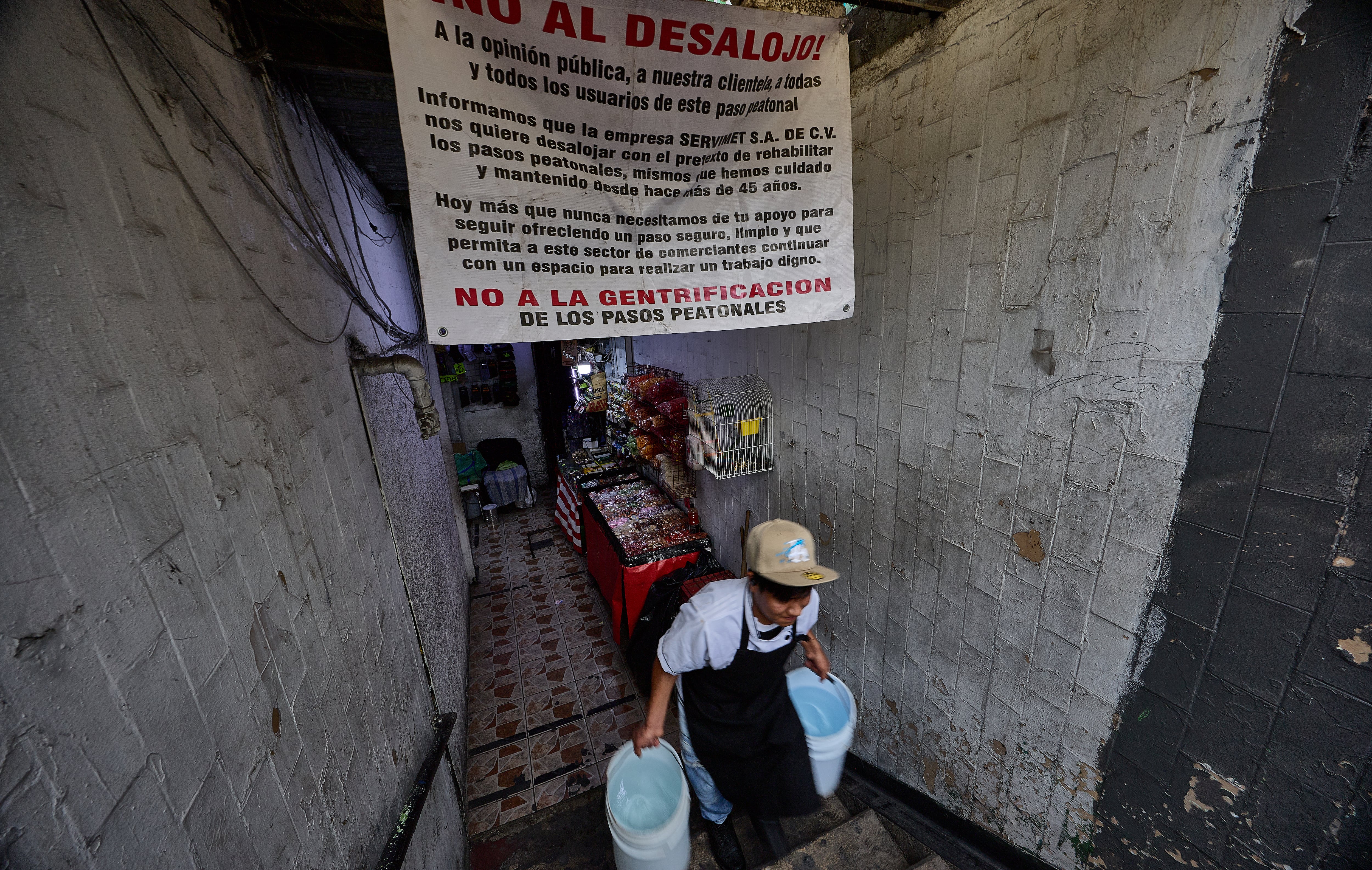 Una lona con la leyenda 'No a la gentrificación' cuelga en los pasos a desnivel de la Calzada de Tlalpan.