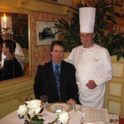 Pascal Henry, junto a su amigo el <i>chef</i> Paul Bocuse el pasado 5 de mayo, primer día de su <b><i>tour gourmet.</b></i>