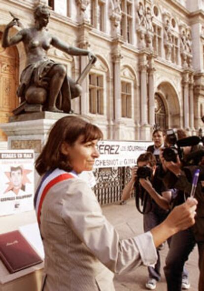 La teniente alcalde de París invita a los ciudadanos a firmar una petición para que se libere a los periodistas secuestrados.