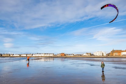 Un kitesurfista en el arenal South Beach, en Troon.