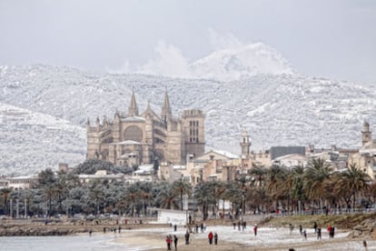 Playa de Palma tras la fuerte nevada que ha caído hoy en Mallorca.