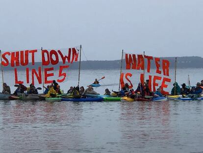Activistas se manifiestan contra el oleoducto de la Línea 5 que fue realizada en los estrechos de Mackinac, en Michigan, EE UU.
