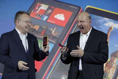 Stephen Elop y Steve Ballmer bromean durante una presentaci&oacute;n.