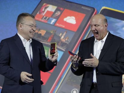 Stephen Elop y Steve Ballmer bromean durante una presentaci&oacute;n.