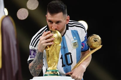 Messi besa el trofeo de la Copa del Mundo