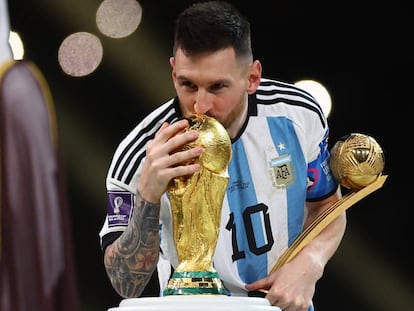 Messi besa el trofeo de la Copa del Mundo después de recoger el premio Balón de Oro.