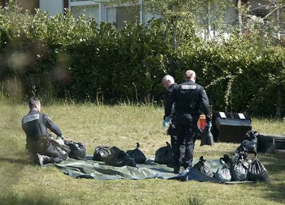 Polic&iacute;as franceses, durante la identificaci&oacute;n del arsenal de armas de la banda terrorista ETA.