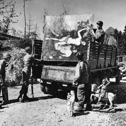 Un grupo de militares, durante el traslado de obras de arte recuperadas en la cueva de Herman Goering en Konigsee en mayo de 1945.