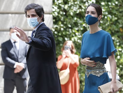 Fernando Fitz-James Stuart, futuro duque de Alba y hermano mayor del novio, junto a su mujer, Sofía Palazuelo. Los duques de Huéscar se dieron el ‘sí, quiero’ hace tres años en una multitudinaria ceremonia celebrada también en el Palacio de Liria, residencia familiar que ha sido testigo de los principales enlaces de la Casa de Alba.