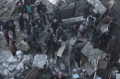 Vecinos y milicianos rebeldes del barrio Duma de Damasco buscan sobrevivientes de entre los escombros en uno de los edificios afectados por lo que los activistas dicen que fue un ataque aéreo de las fuerzas leales al presidente sirio, Bashar al-Assad.