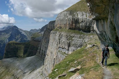 Es la más espectacular de las 'fajas' de Ordesa, senderos que recorren las paredes de este valle pirenaico a diferentes alturas. Esta ruta de alta dificultad (requiere superar tramos verticales de roca asegurados con clavijas y escalones de hierro) y de larga duración (unas ocho horas) tiene como recompensa la mejor perspectiva de este escenario natural.