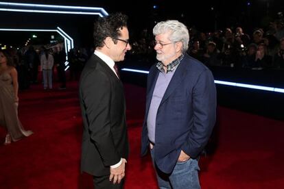 El director de la película, J.J. Abrams, con el ideólogo de la saga, George Lucas.