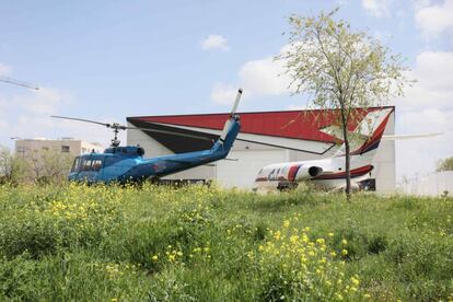 Aviones propiedad de una empresa en terrenos de la Universidad Rey Juan Carlos, en el campus de Fuenlabrada. K