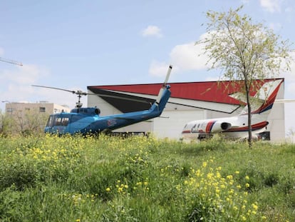 Aviones propiedad de una empresa en terrenos de la Universidad Rey Juan Carlos, en el campus de Fuenlabrada. K