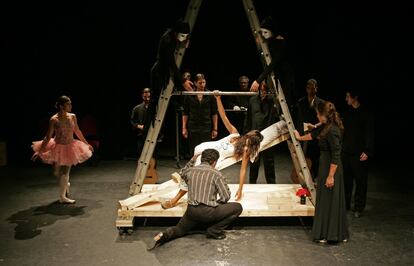 Actores ensayan en la obra de Salvador Távora 'Flamenco para Traviata, en 2007.