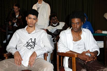 Dos modelos durante la presentación de la primera colección masculina de Simun en la Semana de la moda de Madrid.