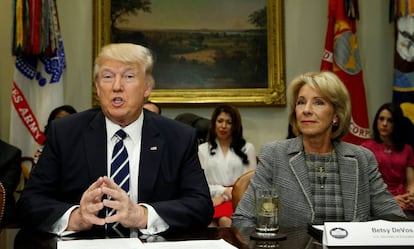 El presidente Donald Trump junto a la secretaria de Educaci&oacute;n. 
