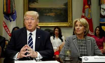 El presidente Donald Trump junto a la secretaria de Educación.