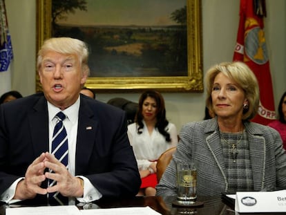 El presidente Donald Trump junto a la secretaria de Educaci&oacute;n. 