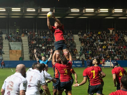 Los jugadores de la selección Española de rugby y los de Georgia, durante el partido disputado entre ambas selecciones, este sábado en Torrelavega.