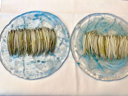 Angulas de lomo negro (izquierda) y lomo blanco (derecha), en ensalada. J. C. CAPEL