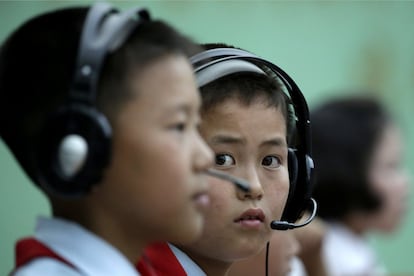 Portanto, ao mesmo tempo em que mantêm suas táticas da velha escola local e fazem com que se cumpra o apagão da Internet global, os funcionários da Coreia do Norte aprenderam a se adaptar utilizando os dispositivos on-line como mais uma ferramenta à vigilância. Na foto, estudantes norte-coreanos utilizam computadores no Complexo Sci-Tech de Pyongyang, em 16 de junho de 2017.