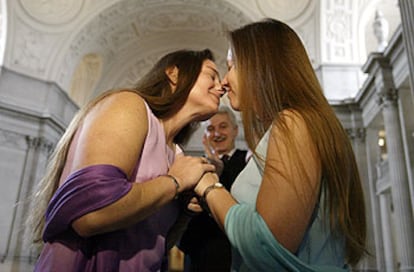 Las lesbianas Keltie Jones y Joy Galloway se besan tras ser casadas, el sábado, en el Ayuntamiento de San Francisco.