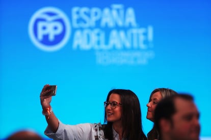 Dos militantes se fotografían en el segundo día del congreso