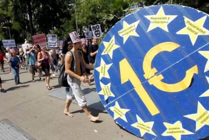 Recorrido de los indignados del 15-M ante bancos y agencias de calificación, por el paseo de la Castellana.