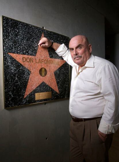 Don Lafontaine posa en su casa junto a una estrella del Paseo de la Fama de Hollywood