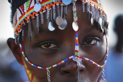 Una joven mujer masai mira a cámara durante los Juegos Olímpicos de Maasai 2014, celebrada en la aldea Kimana cerca de la frontera con Tanzania, junto al Parque Nacional de Amboseli, en Kenia.