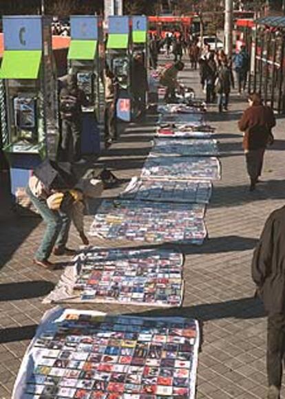 Venta de discos pirateados en una calle de Madrid.