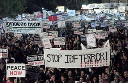 Miles de pacifistas israelíes se manifestaron ayer en Tel Aviv pidiendo la salida del Ejército israelí de los territorios palestinos.