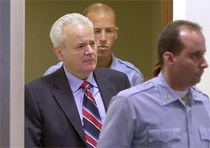 Milosevic entra a la sala para su segunda comparecencia, que fue aplazada.