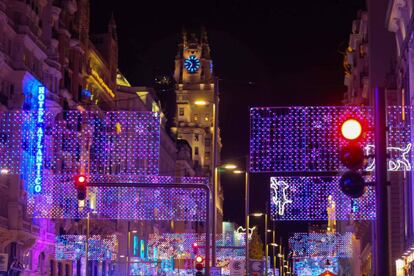 En la Gran Vía se repetirá esta iluminación de gatos paseando por un cielo estrellado.