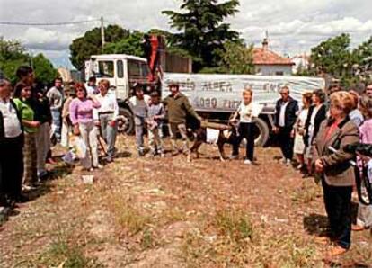 Algunos de los 60 familiares y vecinos de Mario Hernández que se concentraron ayer junto a la carretera M-507.