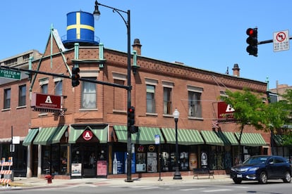 Lugar histórico de reunión y residencia de la comunidad sueca (como atestigua la bandera de ese país pintada en el icónico depósito de agua que se eleva sobre el contorno del barrio), el distrito de Andersonville, con permiso de Estocolmo, con mayor concentración de ciudadanos suecos por metro cuadrado, vive al margen del bullicio de la gran ciudad y aprovecha su cercanía a playas como Kathy Osterman, poco concurrida y de ambiente relajado a orillas del lago Michigan. Además, como recuerda <i>Time Out</i>, de Andersonville siempre emergen proyectos estimulantes, como Clark Street Composts, un programa piloto que podría servir como modelo para el compostaje ecológico en toda la ciudad de Chicago.