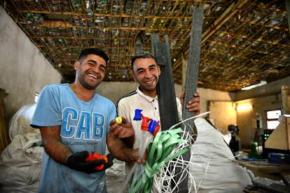 Cristian Baquina trabaja en la Fundación Mundo Müller desde hace dos semanas y Cristian Ortiz, desde hace casi un año y medio. Producen madera plástica con productos reciclados, como tapitas de botellas.