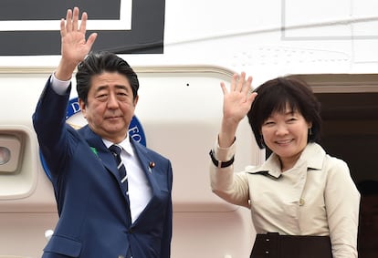 2018年、東京の羽田空港から手を振る安倍晋三首相と昭恵夫人。