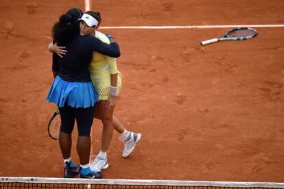 Garbiñe recibe la felicitación de Serena.