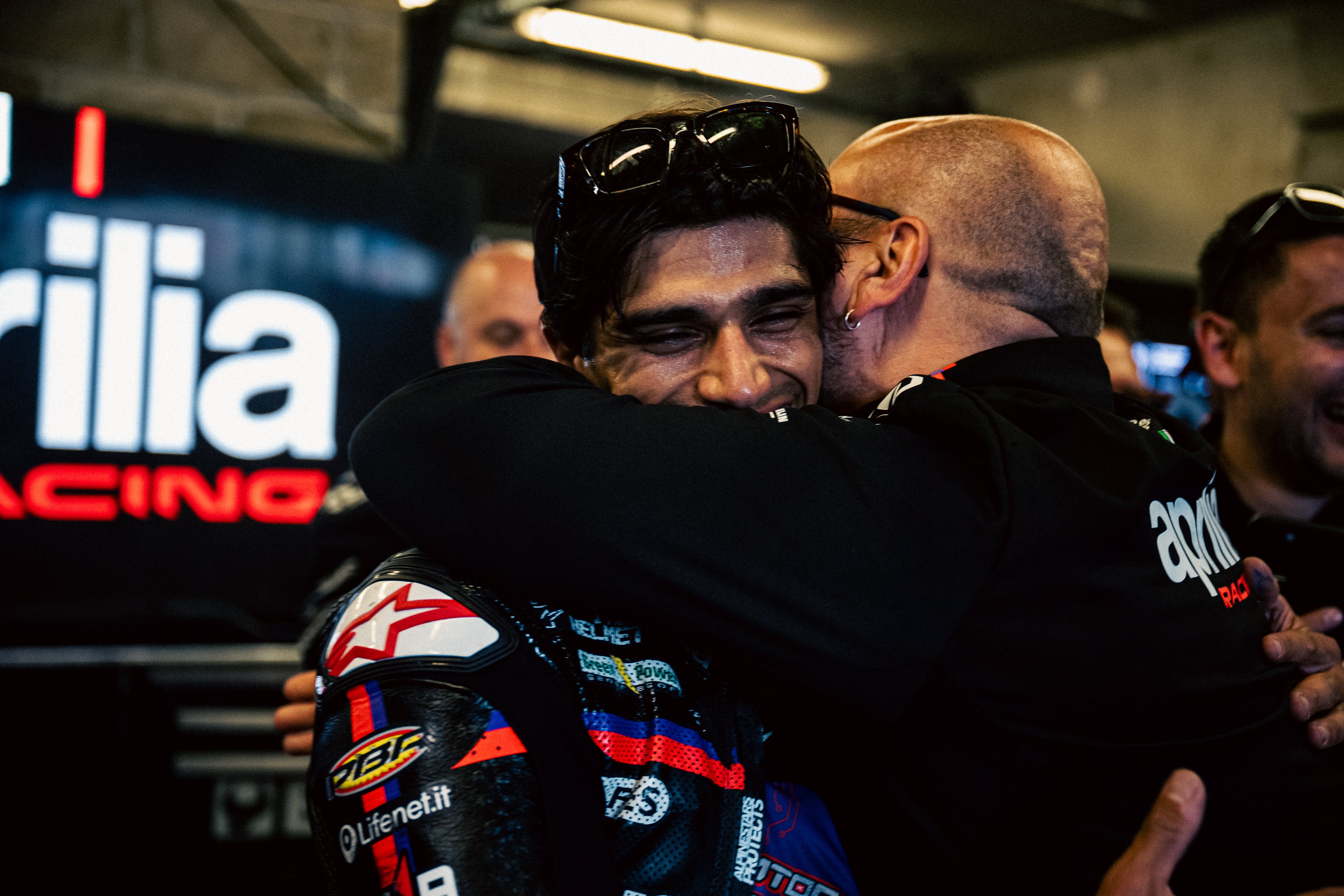 Sterlacchini se abraza con Jorge Martín.