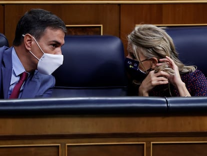 El presidente del Gobierno, Pedro Sánchez, conversa con la ministra de Trabajo y Economía Social, el pasado noviembre, en el Congreso.