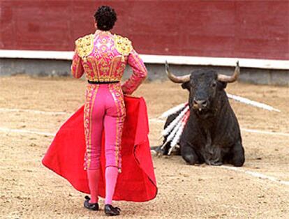 El segundo toro, inválido como casi toda la corrida, se tumba en presencia de José Luis Moreno.