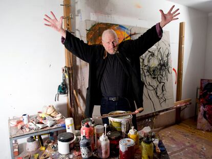 Detlef Kappeler, entre pinturas, en su casa de Muxía.