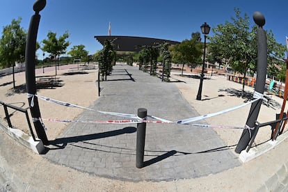 Vista de un parque clausurado por el Ayuntamiento en la localidad madrileña de Tiemes.