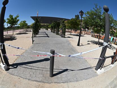 Vista de un parque clausurado por el Ayuntamiento en la localidad madrileña de Tiemes.