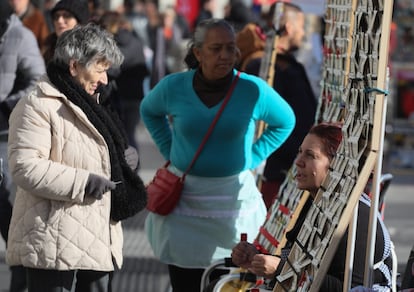 Pese a ser una tradición fuertemente arraigada en España, la actual lotería se remonta a la que existía en Nueva España, ahora México, desde 1771 y cuyo establecimiento se debió a Carlos III. En la imagen, puestos ambulantes de lotería en la Puerta del Sol.